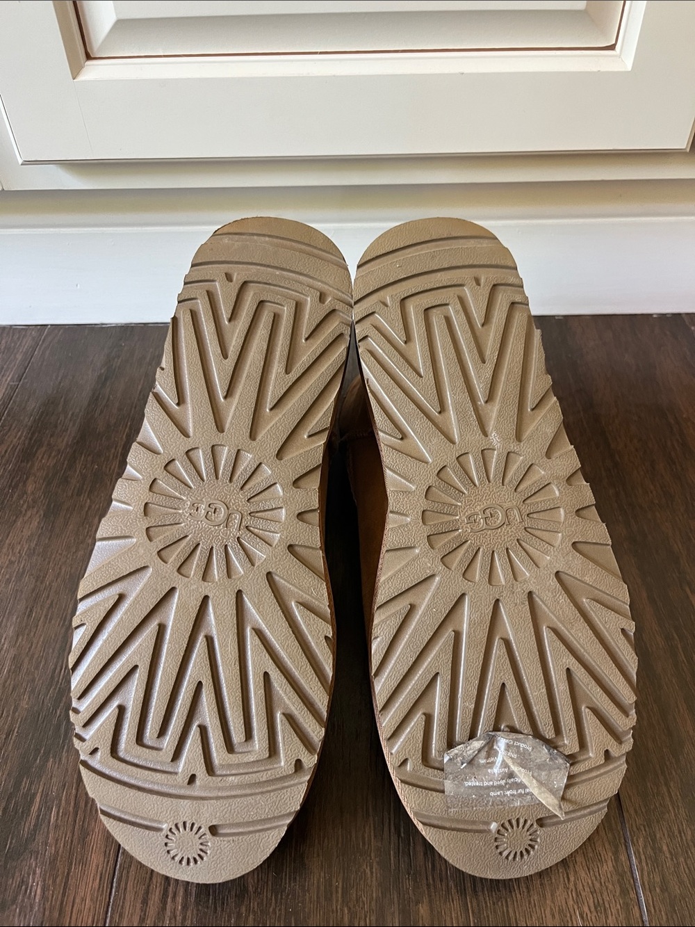 LIKE NEW UGG Classic Mini II Boots! - Picture 9 of 9